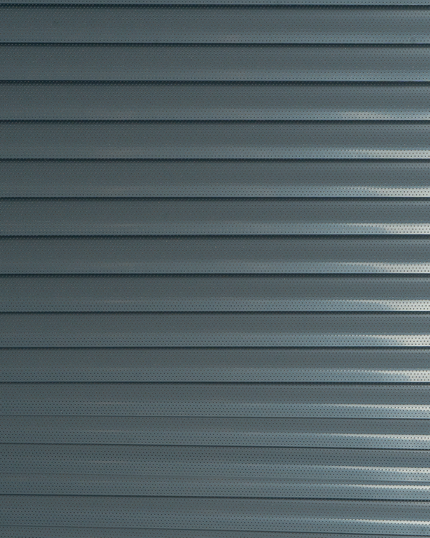 Store Alu Microperforé Charbon 25 mm | Maison Douineau