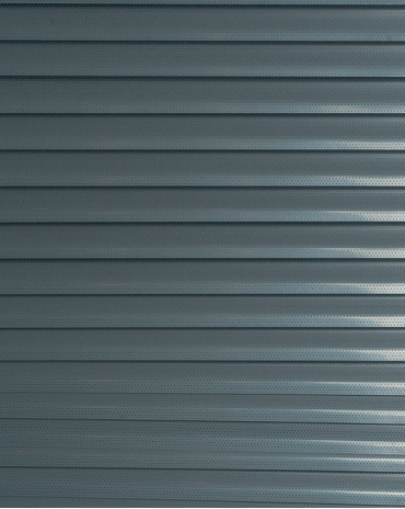 Store Alu Microperforé Charbon 25 mm | Maison Douineau